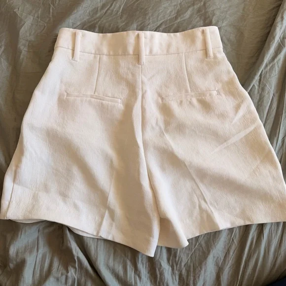 Aritzia The Effortless Short™ Mid-Thigh - Crepette™, Light Birch - Picture 3 of 13